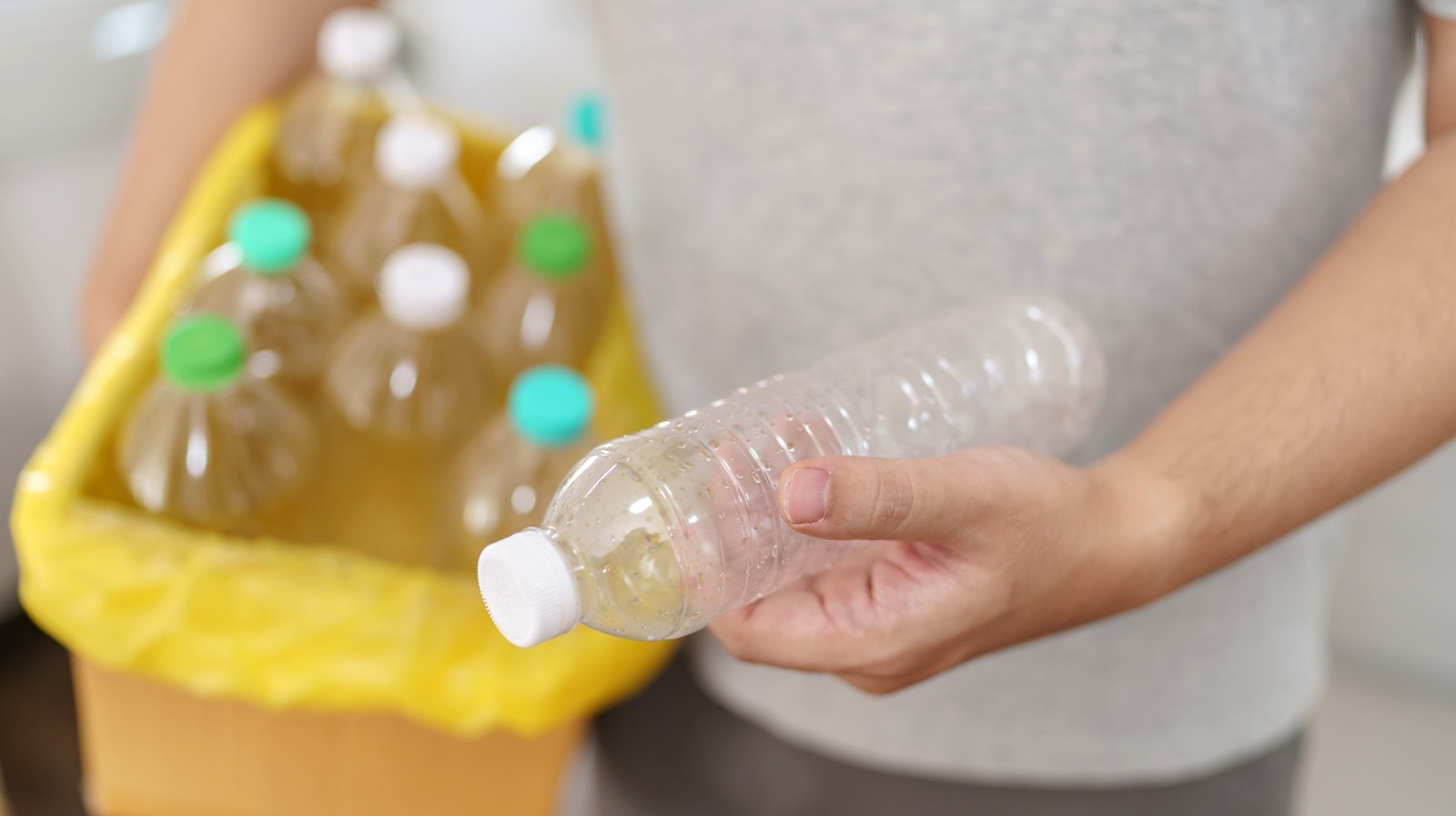 Boş plastik su şişelerinizi DIY'ye kaydedin.