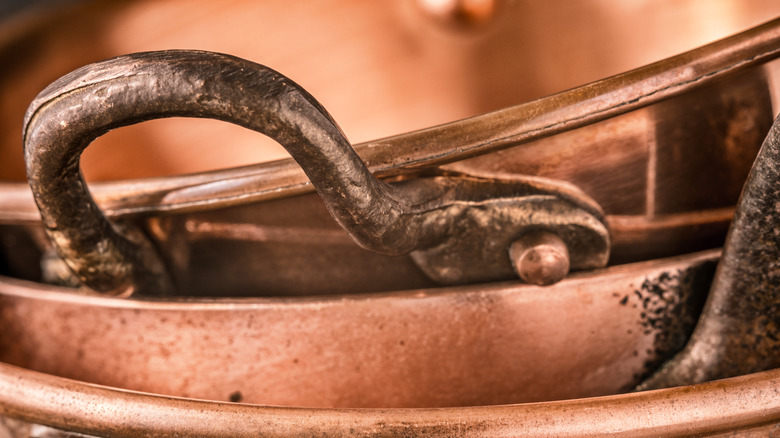 Bakır saksılar yığınındaki bir sapın bir closeup.