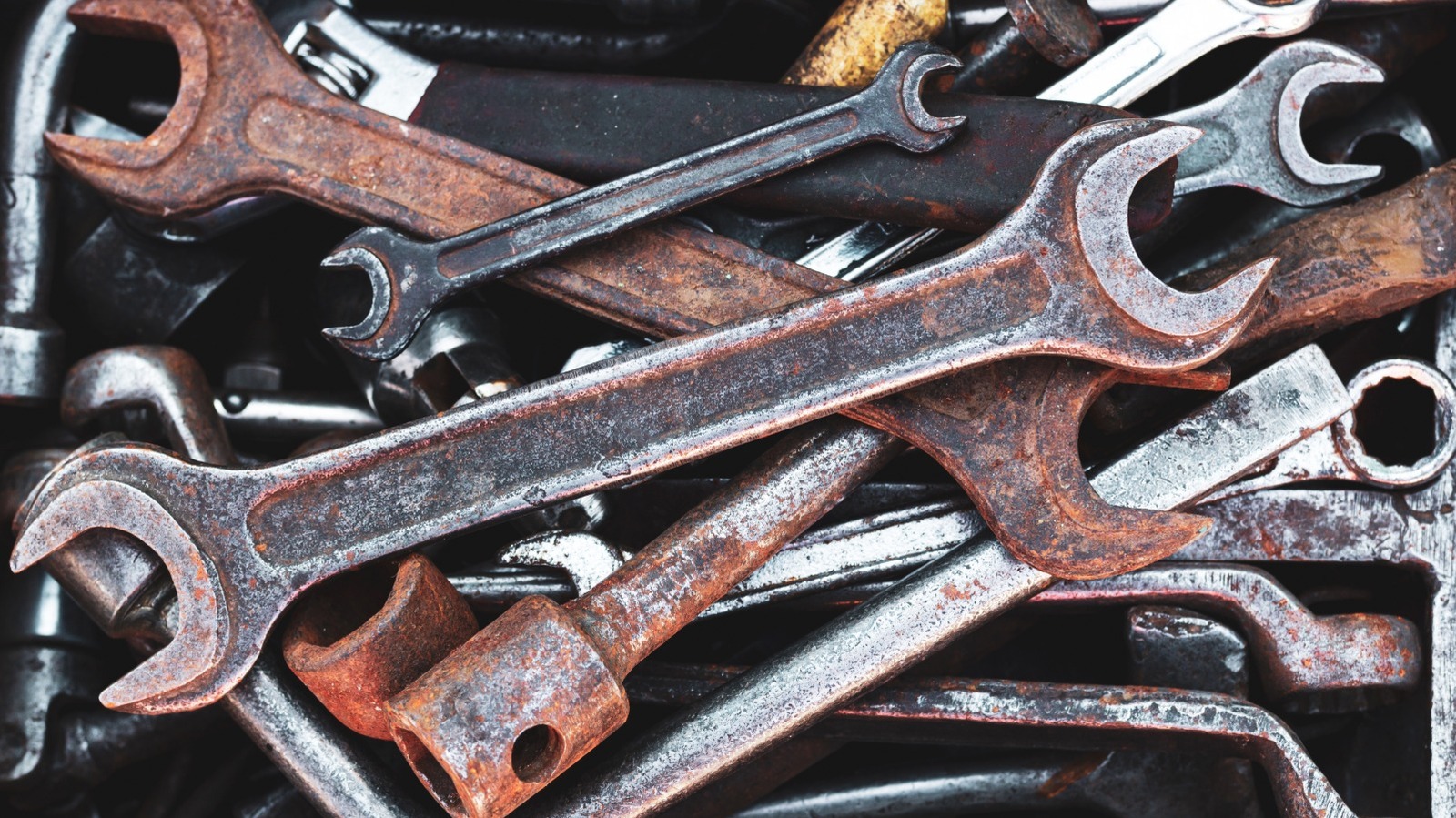 Araç kutunuz paslı ve yağlı aletlerle dolu mu? İşte inatçı gunk nasıl kaldırılır