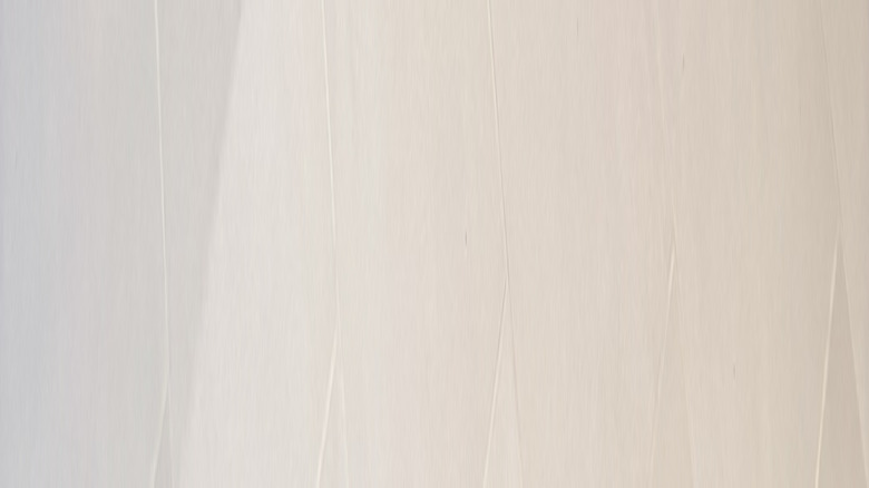 Cam tarafı ve eşiği veya kapısı olmayan bir fırça duşu