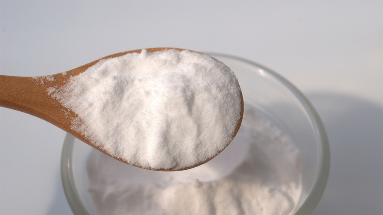 Bir kaptan kabartma tozu kepçesi kabartma