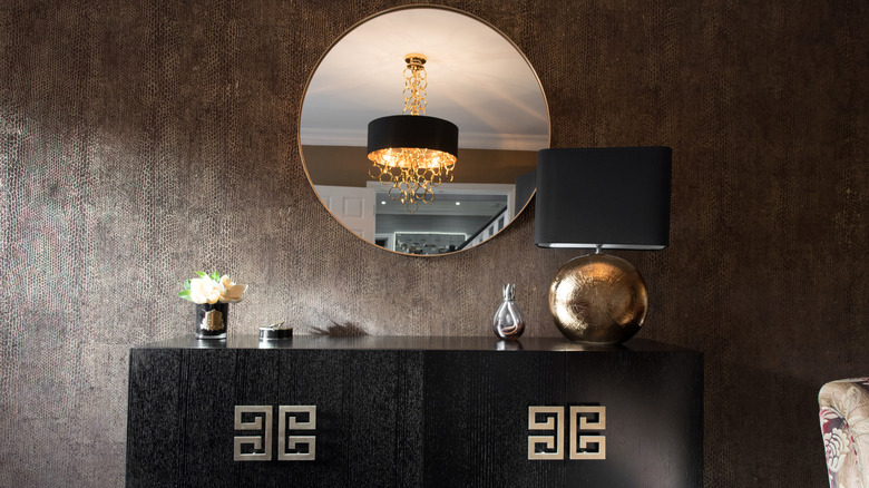 Kahverengi yılan derisi duvar kağıdı ile siyah mobilya