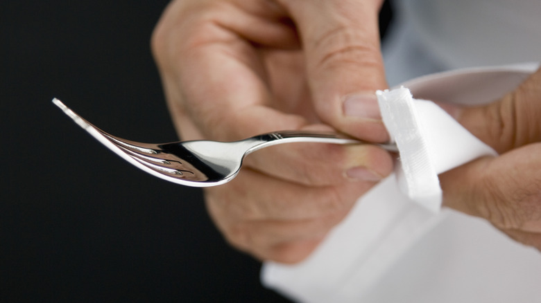 Gümüşü bezle parlatma