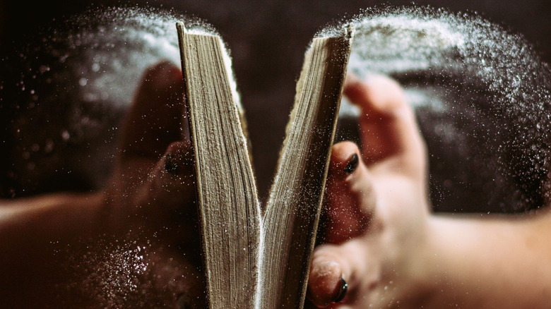 Üzerinde tozlu eski kitap