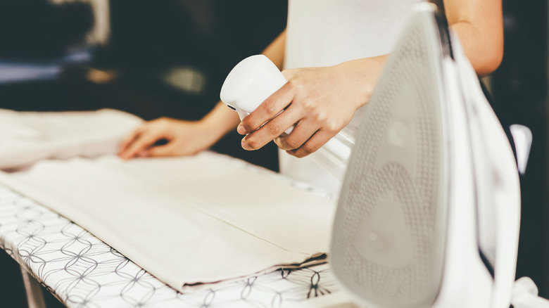 Giysilere nişasta püskürtüyor