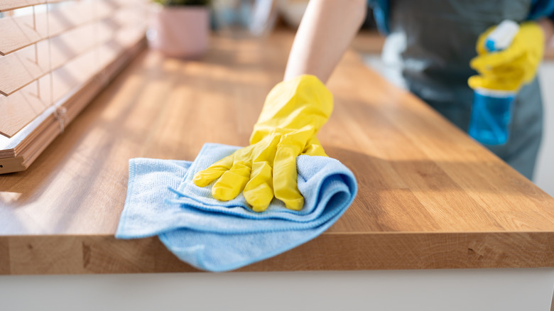 Ahşap tezgahı silme