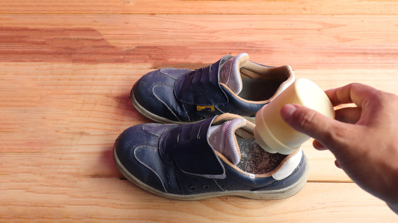 Ayakkabılara sallanan toz