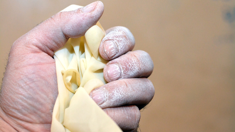 Eldivenleri mısır nişastıyla kaplamak