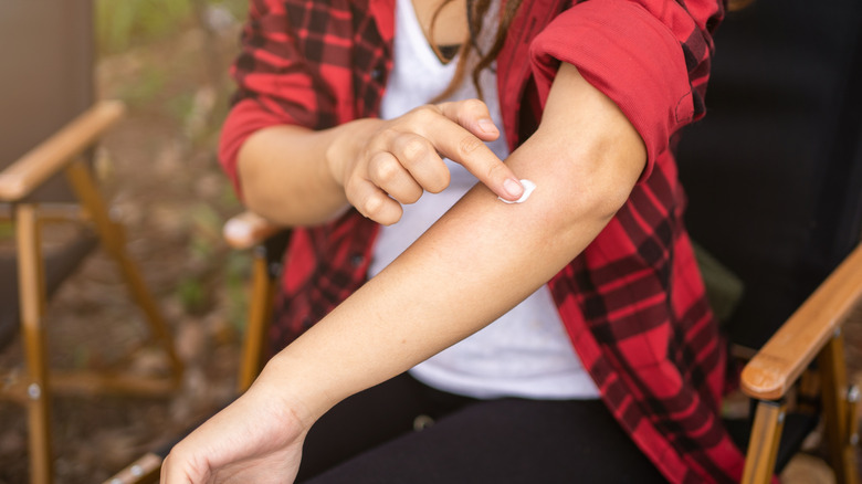 Bir kişi bir böcek ısırığına mısır nişastası macunu uygular