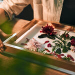 Çarpıcı Suncatchers yapmak için plastik kapları yükseltmenin bu yaratıcı yolunu deneyin