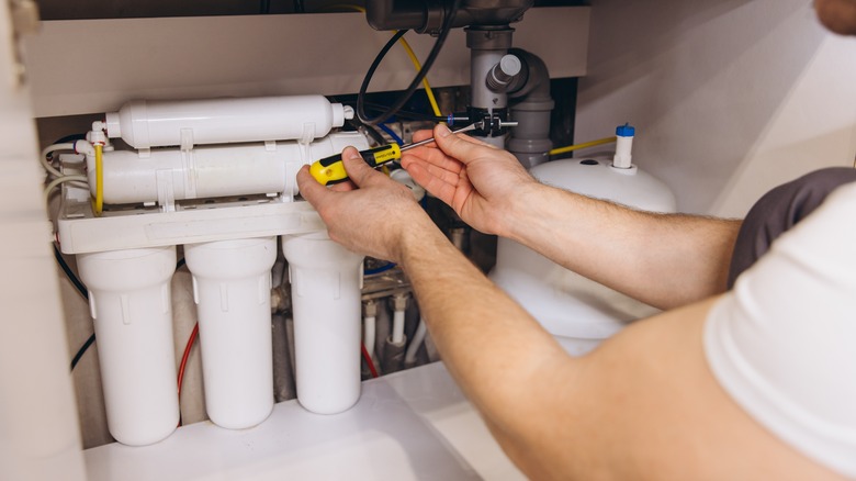 Mutfak lavabosunun altındaki ters ozmoz su filtresi