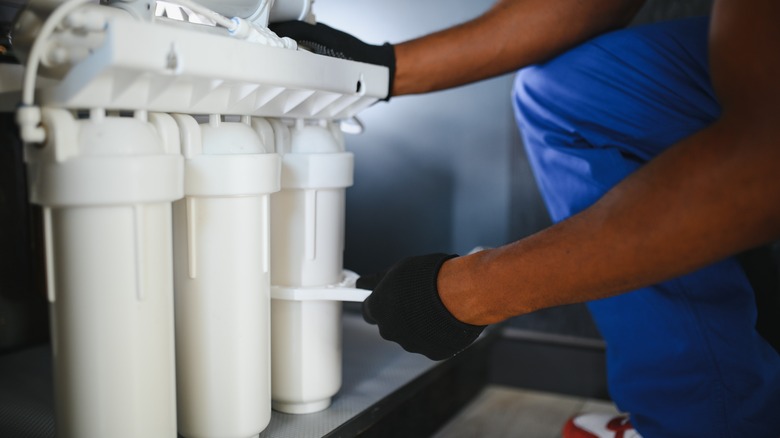 Bakım sırasında su filtrelerinin değiştirilmesi