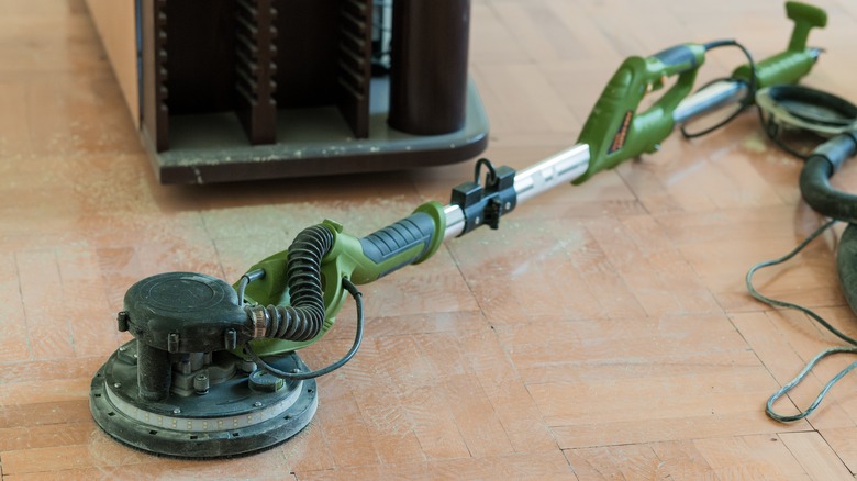 Bir parke zeminde zemin zımpara