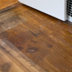 Beyaz Vs. Ahşap zeminlerde koyu su lekeleri: Fark nedir? (& Neden önemlidir)