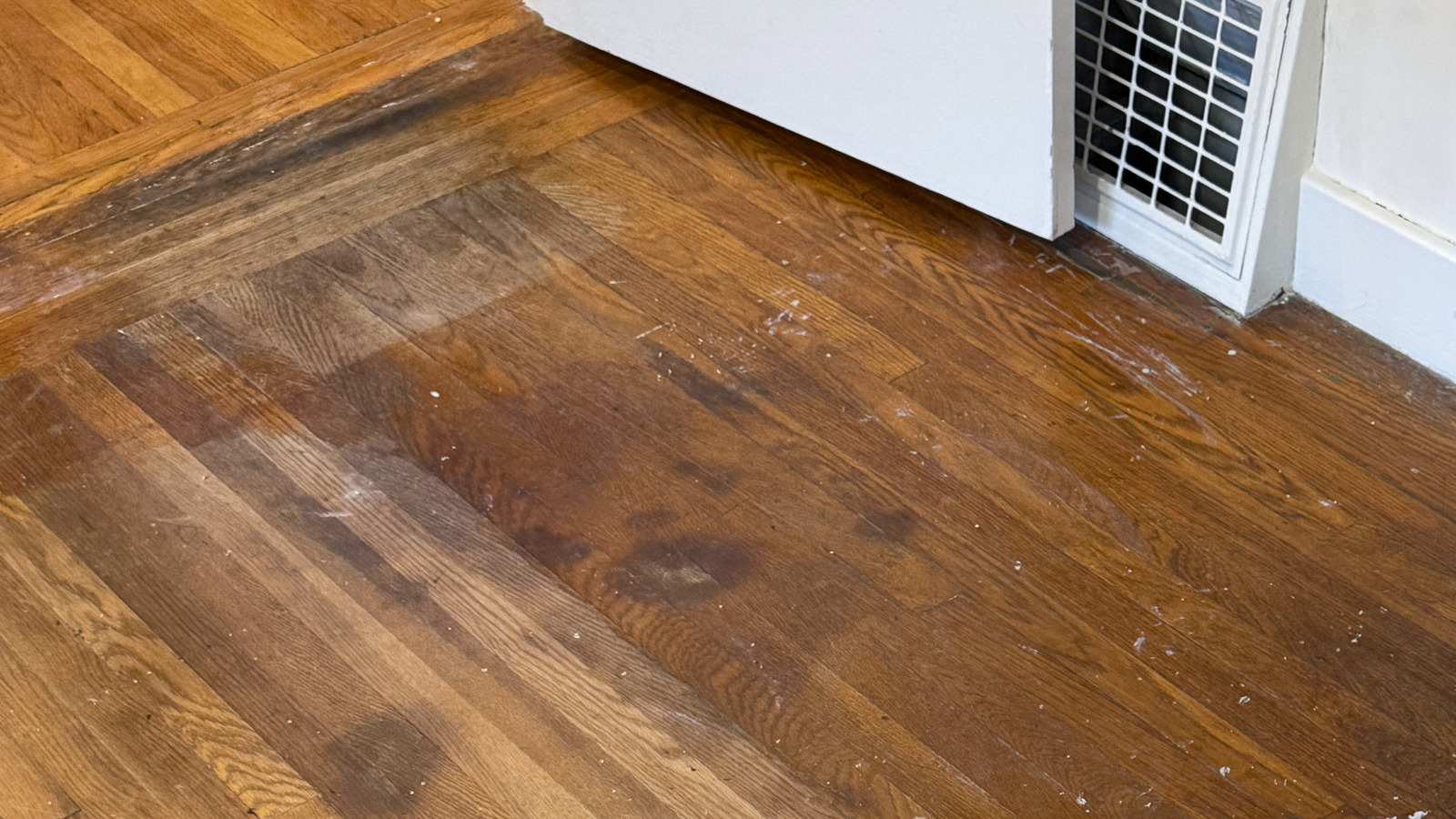 Beyaz Vs. Ahşap zeminlerde koyu su lekeleri: Fark nedir? (& Neden önemlidir)