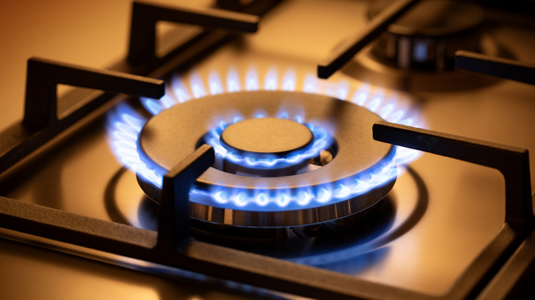 İç mekan gaz ocaktan mavi alevin closeup