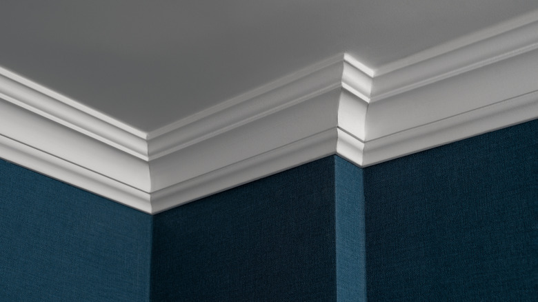 Bitmiş taç kalıplamanın bir yakın çekimi