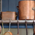 Bakır tencere ve tavaları yeni gibi parlatan onlarca yıllık temizlik hack