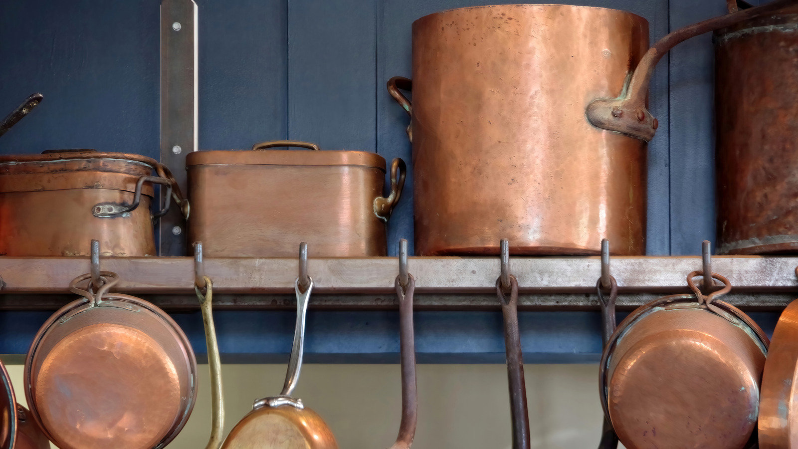 Bakır tencere ve tavaları yeni gibi parlatan onlarca yıllık temizlik hack