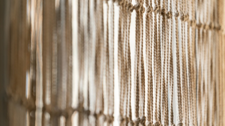 Basit düğümlü bir makram perde