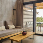 Sert panjurları unutun - işte sürgülü cam kapıları örtmenin taze ve havadar bir yolu