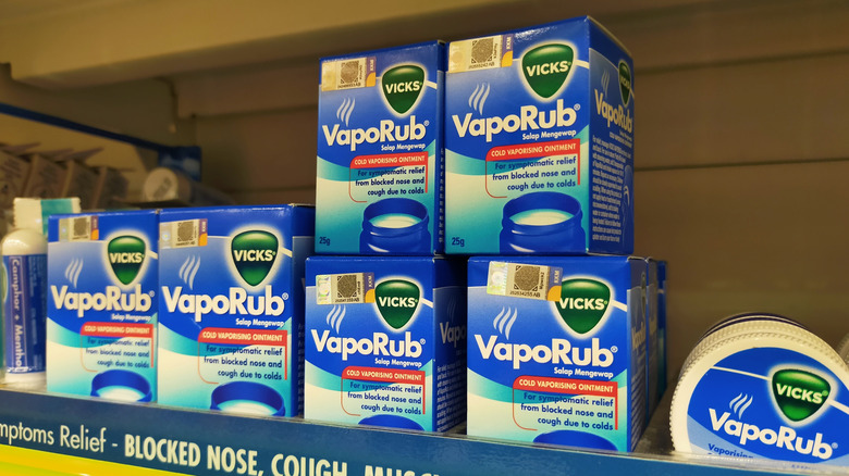 Bir mağazada Vicks Vaporub.