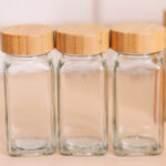 Spice kavanozlarını banyonuzda fırlatmak yerine yeniden kullanmanın zekice yolu