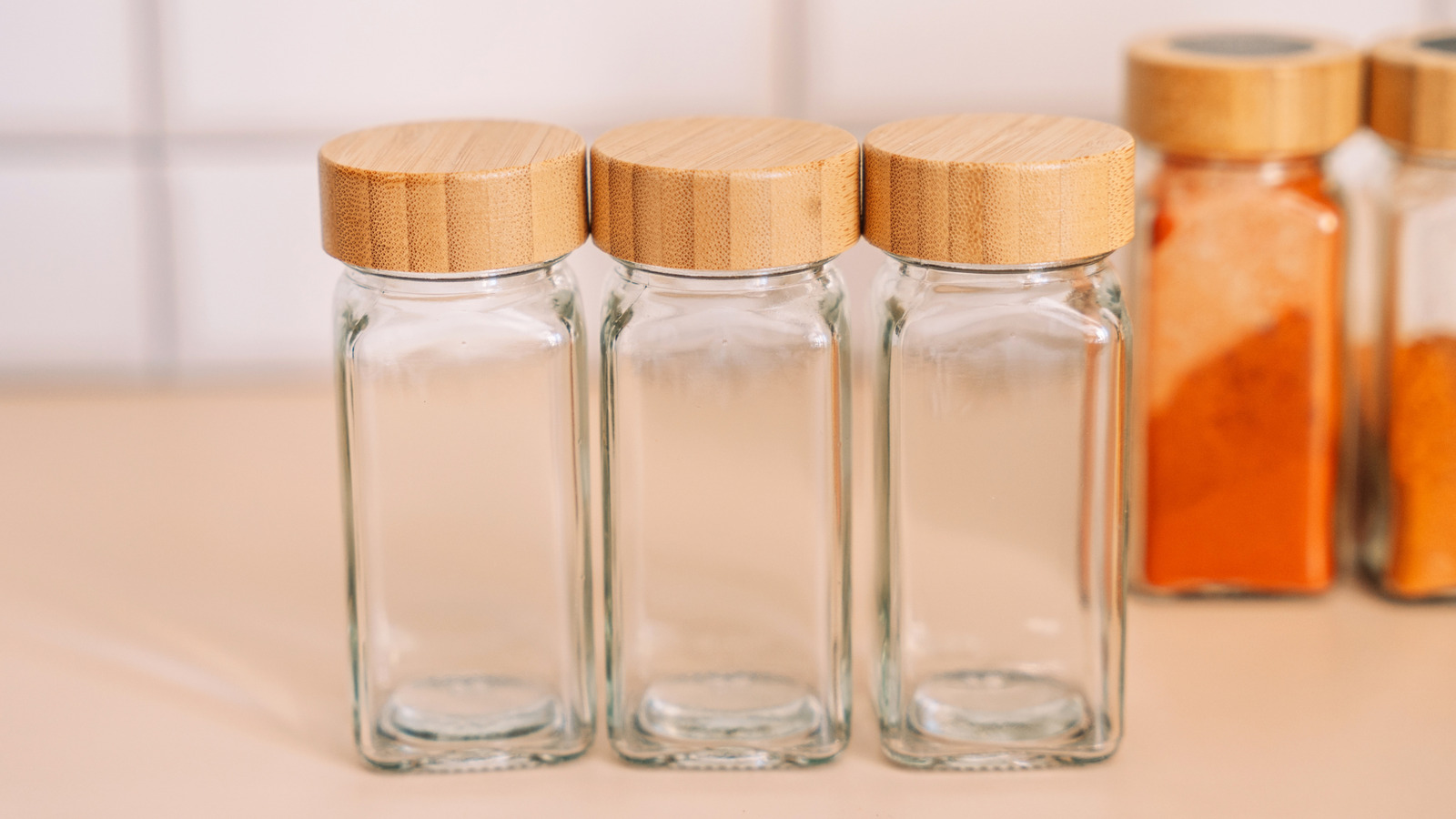 Spice kavanozlarını banyonuzda fırlatmak yerine yeniden kullanmanın zekice yolu