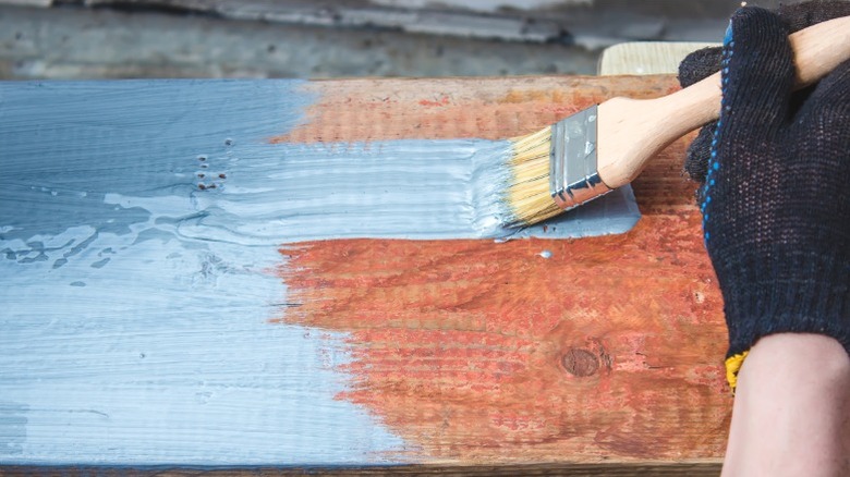 Mavi gri boya ile odun tahtası üzerinde boyama kişi