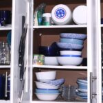 Bütçe dostu bir ahşap DIY ile dağınık dolaplarınızdaki raf alanını ikiye katlayın