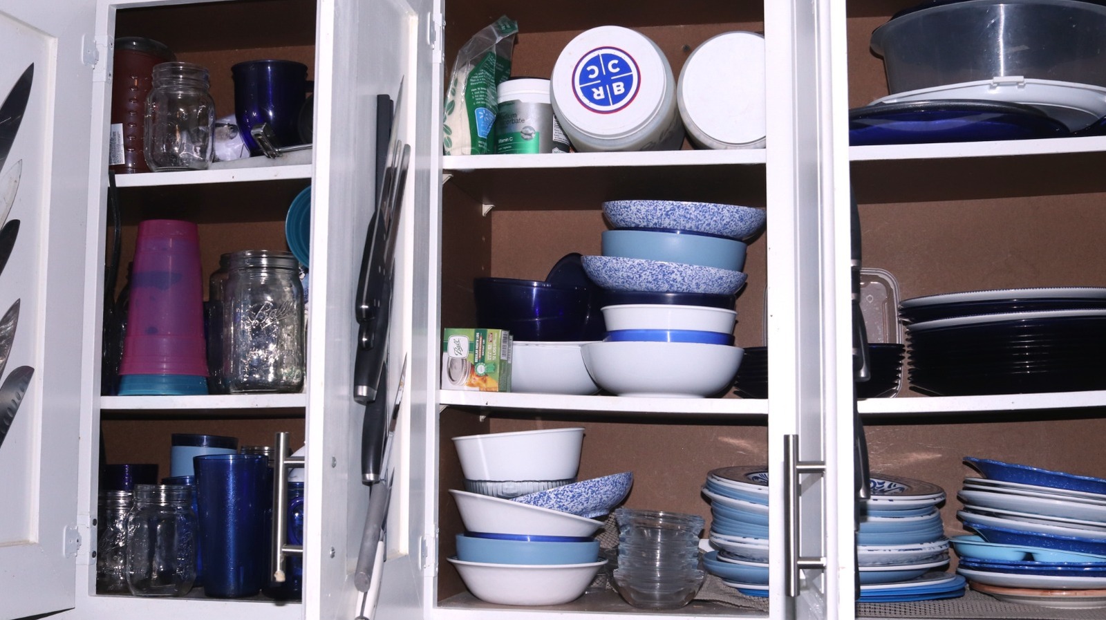 Bütçe dostu bir ahşap DIY ile dağınık dolaplarınızdaki raf alanını ikiye katlayın