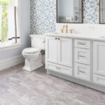 Bir çarpıcı bütçe dostu düzeltme ile tarihli banyo fayansını yükseltme