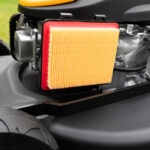 Optimal sonuçlar için çim biçme makinenizin hava filtresini etkili bir şekilde nasıl temizleyebilirsiniz