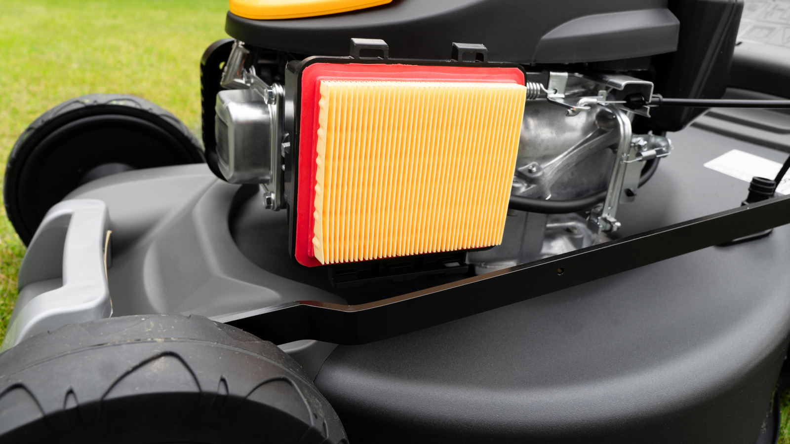 Optimal sonuçlar için çim biçme makinenizin hava filtresini etkili bir şekilde nasıl temizleyebilirsiniz
