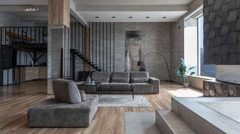 Neo-endüstriyel tarzda tasarlanmış bir oturma odası.