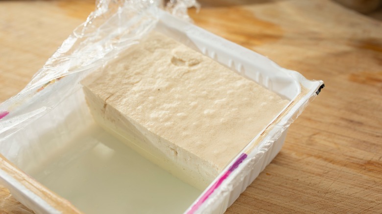 Tezgahta yarı boş tofu konteyneri