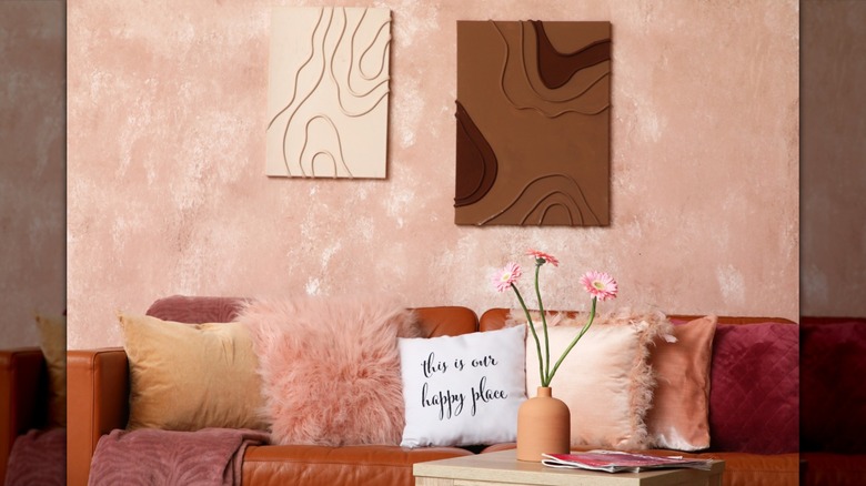 Kahverengi ve pembe renk paleti olan bir oturma odası
