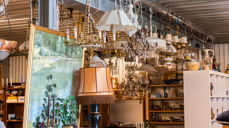 Bir antika mağazasındaki mallar