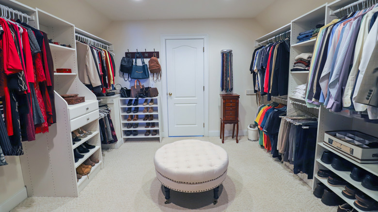 Birden fazla beyaz kitap rafı ve raylı büyük gömme dolap