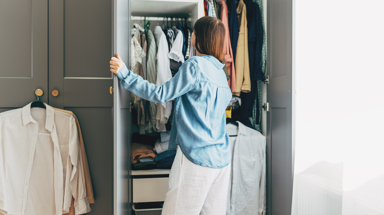 Raflarla küçük dolap açan kadın