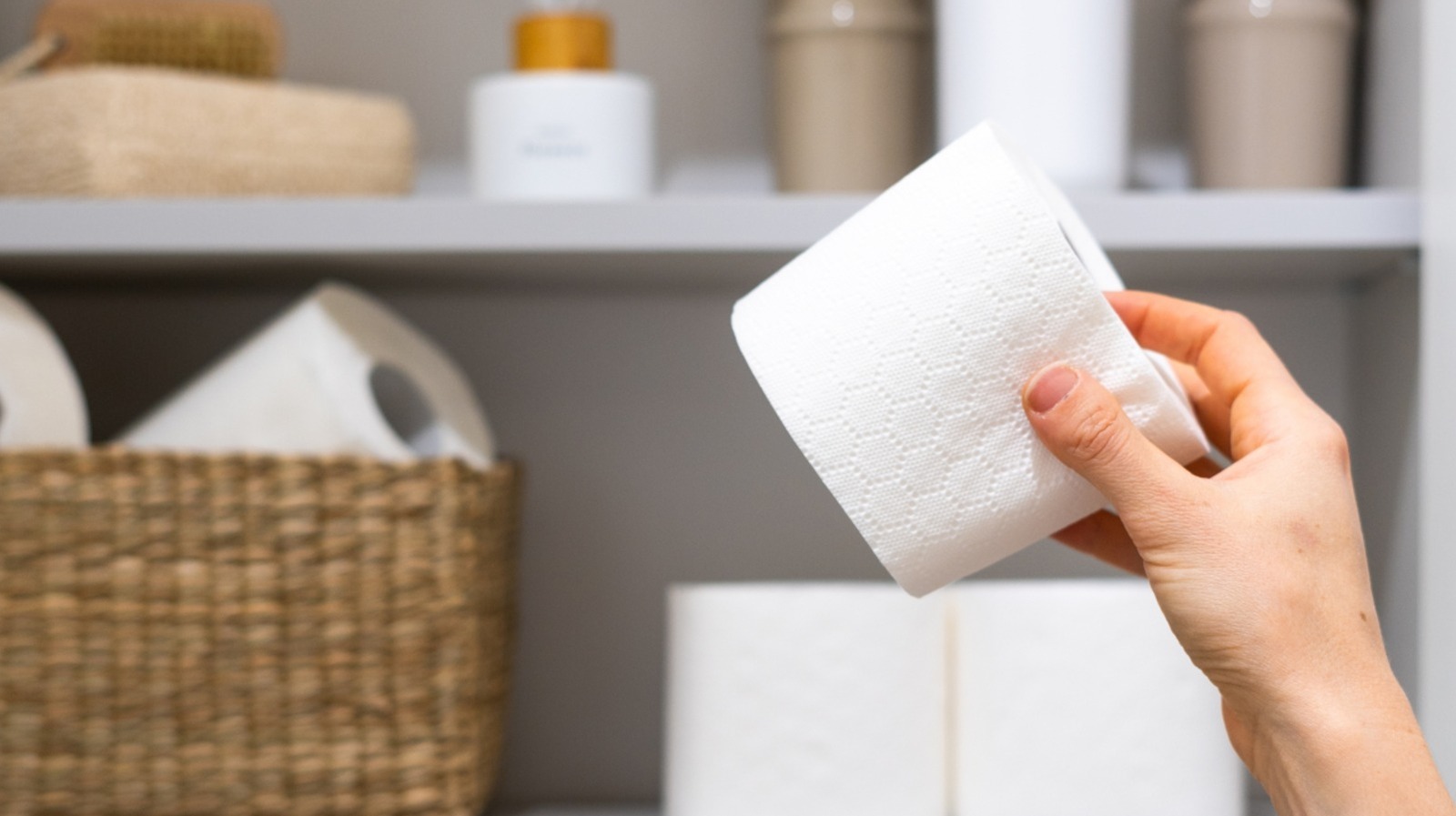 Şık bir depolama çözümü olarak ikiye katlanan banyo dolabı DIY