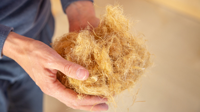 Başka bir tahtanın üstünde bir köşe kenevir yalıtım tahtası parçasının kapatılması