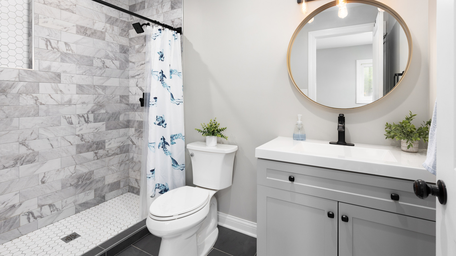 Gizli bir çözümle banyo dolabı depolama alanı nasıl artırılır