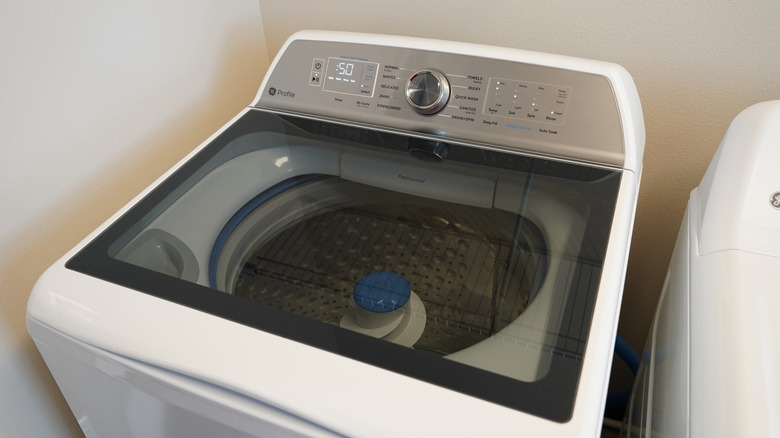 Çamaşır odasında üst yük ge yıkama makinesi