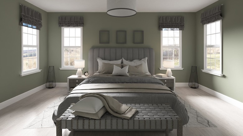 Valspar'ın sıcak okaliptüsünde boyanmış yatak odası