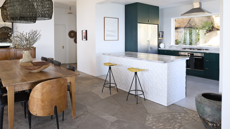 Mutfak adası ve yemek masası ile açık düzen alanı