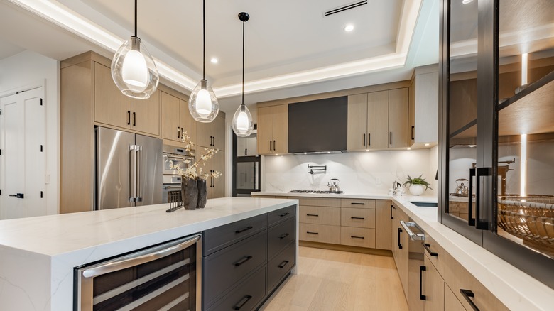 Mutfakta tavandan asılı kolye ışıkları