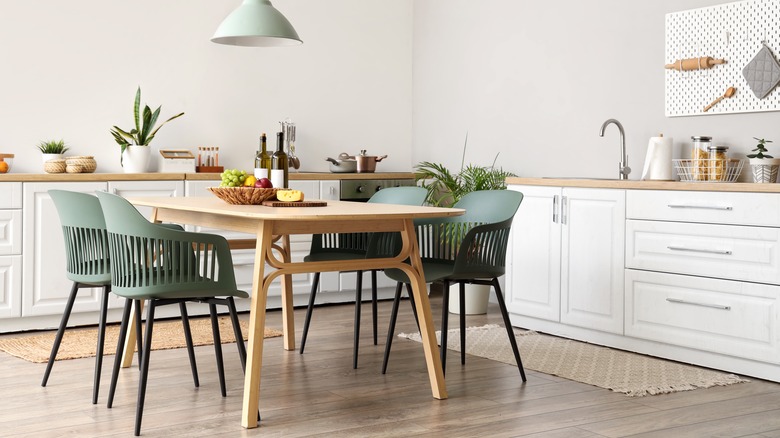 Bir mutfakta odun tarzı tahta döşeme