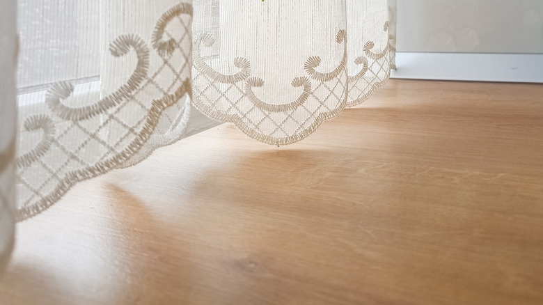 Evde nakışlı beyaz şeffaf perde