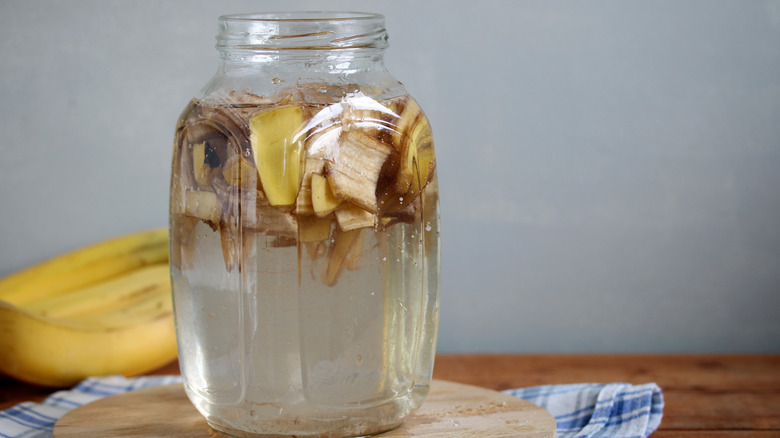 Ahşap bir masada muz çorbası kavanozu